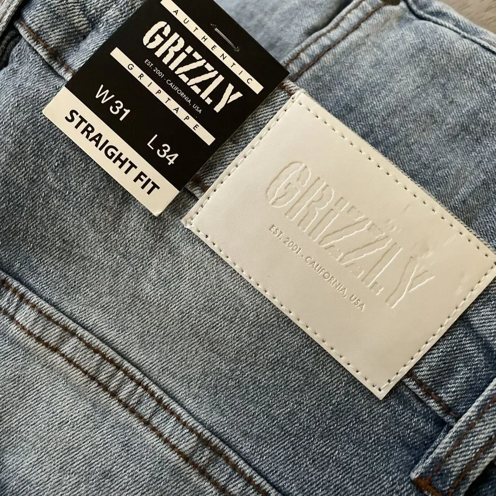 NWT‎  Grizzly Griptape Blue Jeans Med. Wash Straight Fit Stretch Sz. 31x34